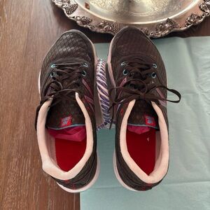 New Balance Women's Black and Pink Sneakers